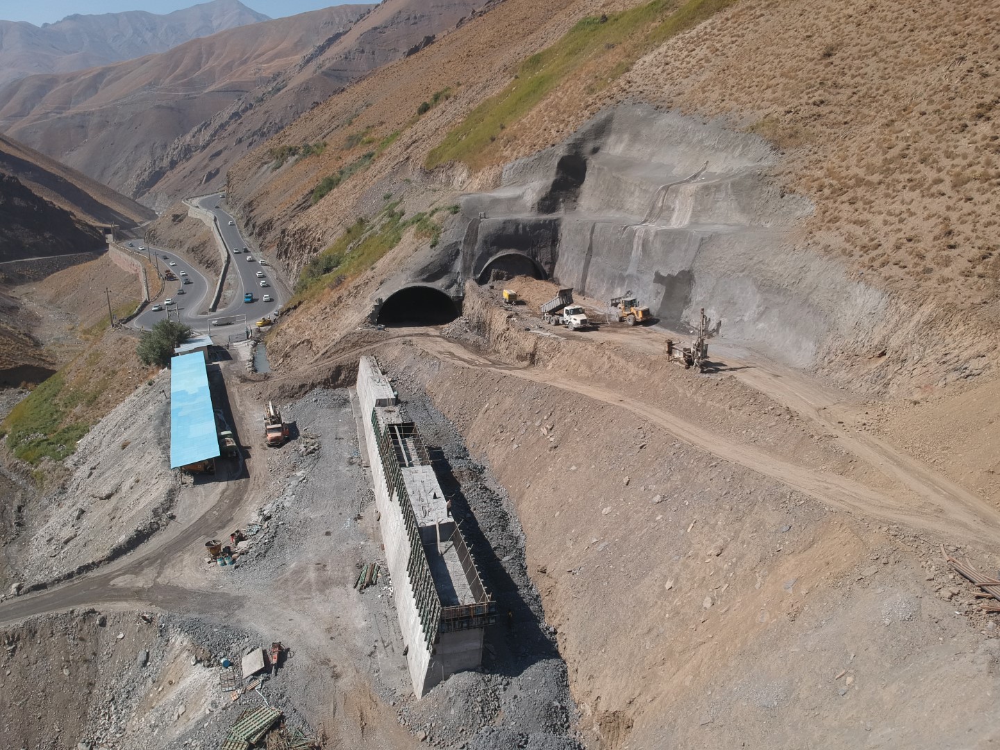 مطالعات و طراحی فاز دو و نظارت کارگاهی و عالیه قطعه D منطقه دو آزادراه تهران-شمال و مطالعه و احداث مسیر موجود جایگزین